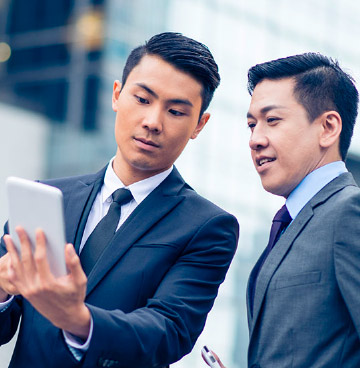 商務人士使用手機討論